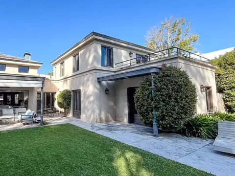 Casa en venta en Abril Club de Campo, 8 ambientes, pileta.