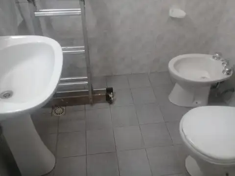 Venta. Chalet 5 amb c/ parque y gge. Quilmes Oeste.