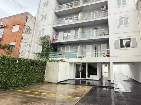 Departamento de 1 dormitorio en alquiler con cochera. La Plata