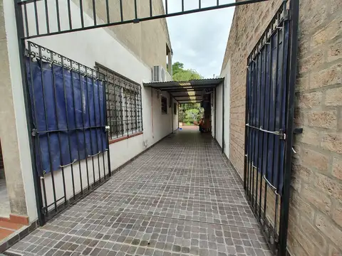 Casa en Venta con 3 cocheras