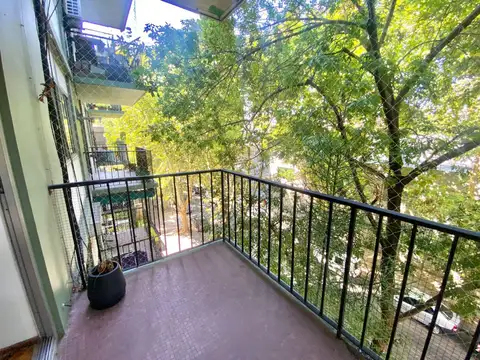 Depto al frente con balcón. Todo luz. Impecable!