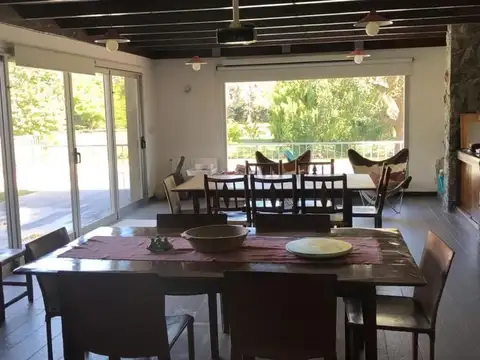 CASA EN ALQUILER TEMPORARIO EN AYRES. VISTA PARQUE CENTRAL.