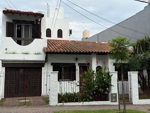 Venta casa 4 ambientes con garage cubierto