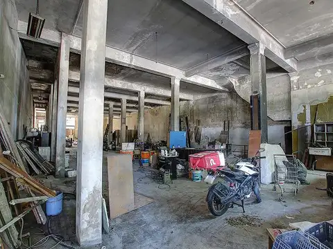 Estratégico edificio en Block  de Locales y Oficinas