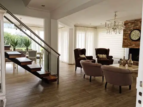 Casa en Venta en Carilo, USD 1.500.000