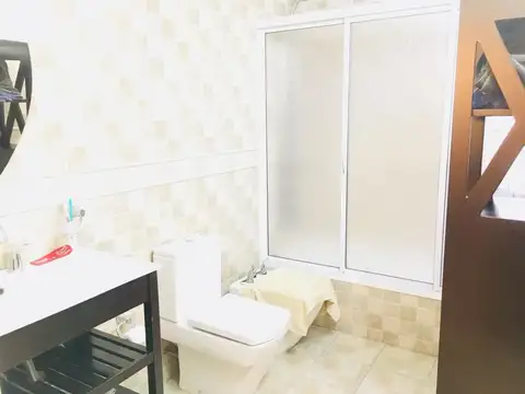 Amplia Casa minimalista 4 ambientes con jardín y piscina en venta - Ituzaingó