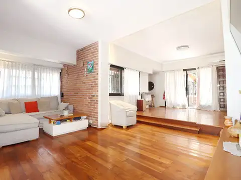 Casa en Venta con 2 cocheras