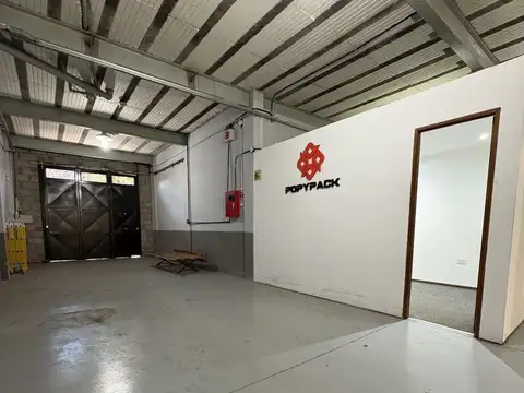 Galpon de 245 metros aprox c/ porton para camion y trifasica. Exc ubicación