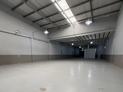 Galpon de 245 metros aprox c/ porton para camion y trifasica. Exc ubicación