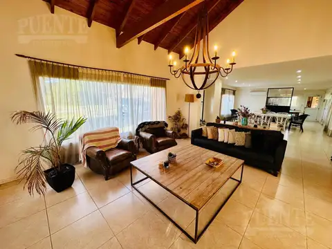 Casa en Venta con 2 cocheras