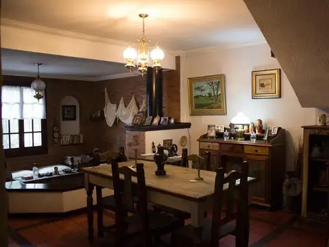 CASA EN LOTE PROPIO UBICADA EN BARRIO GUEMES - ESCUCHO OFERT