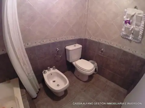 Casa 4 ambientes con 2 baños