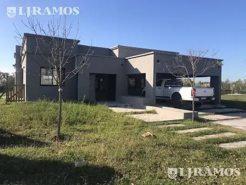 Casa en Venta con 2 cocheras