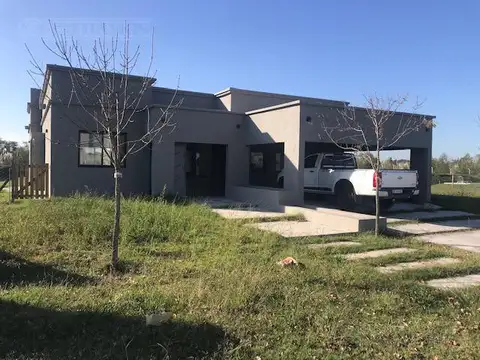 Casa en Venta con 2 cocheras