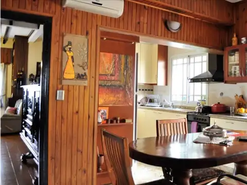 Casa 6 ambientes con 2 baños