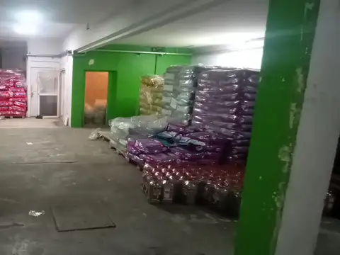 Excelente Local, depósito y oficinas sobre Av. Mosconi. A una cuadra de la plaza del Cañón.