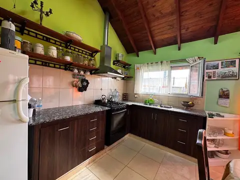 Casa 4 ambientes con 2 baños
