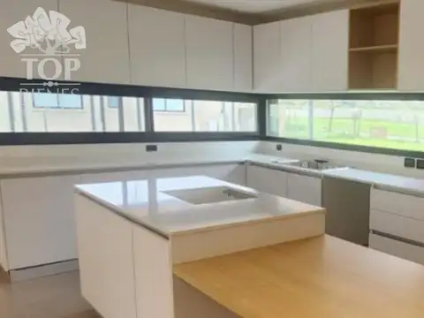 Casa en Venta con 5 cocheras