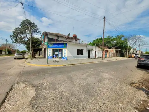 Casa con Locales en Venta en El Jaguel