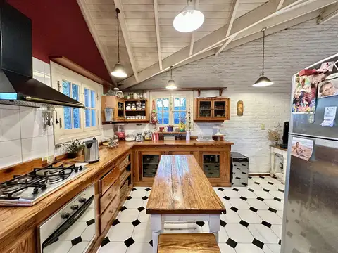 Casa 4 ambientes con 2 baños