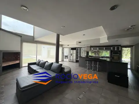 Casa 6 ambientes con 2 baños
