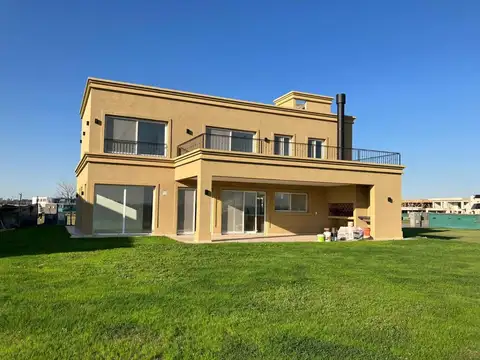 Casa 5 ambientes con 3 baños