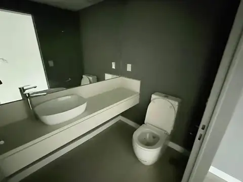 Amplia oficina a estrenar con cochera edificio de categoría