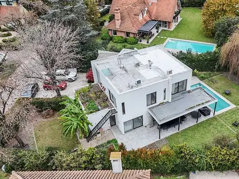 EXCELENTE CASA EN VENTA EN CLUB NEWMAN  MODERNA Y CANCHERA IMPECABLE