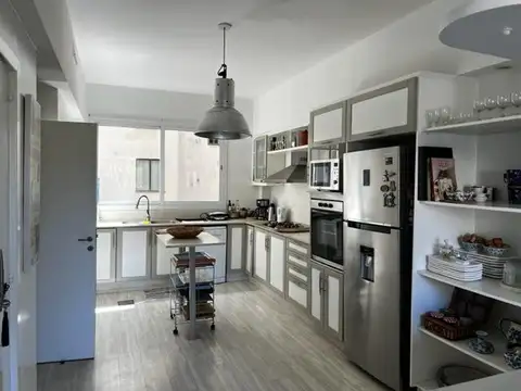 Excelente piso de categoría en Retiro con 2 suites