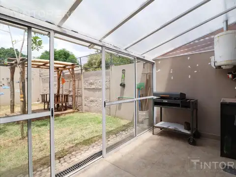 PH en venta tipo dúplex de 3 ambientes con jardín y cochera en Ituzaingó.