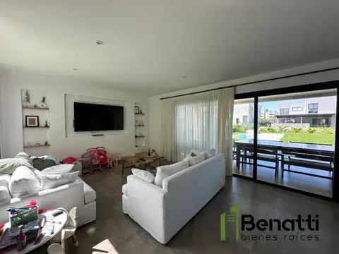 Casa en Venta con 2 cocheras