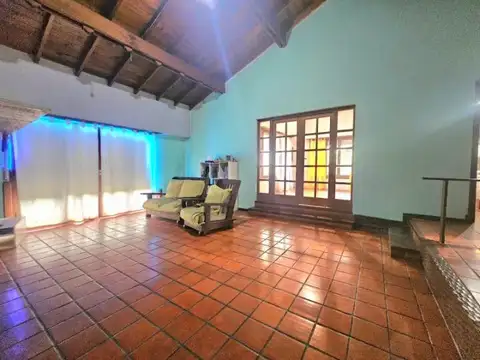 Casa 5 ambientes con 2 baños