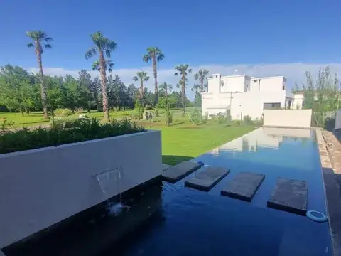 PUERTO ROLDAN - Casa frente al Golf