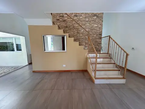 Casa en Alquiler con 3 cocheras