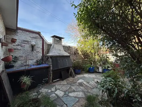 Casa 7 ambientes con 2 baños