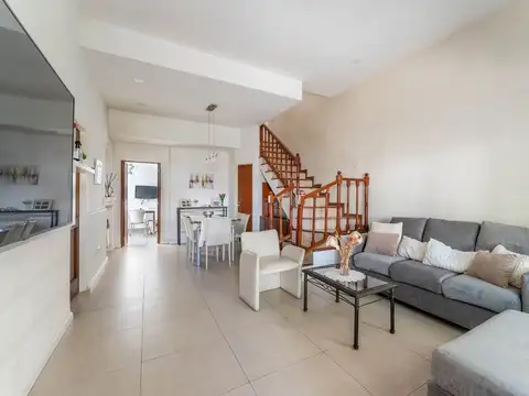 Venta Casa de 7 amb. con doble cochera y patio