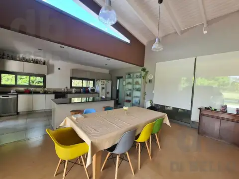 Casa en Venta con 3 cocheras