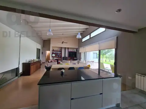 Casa 6 ambientes con 3 baños