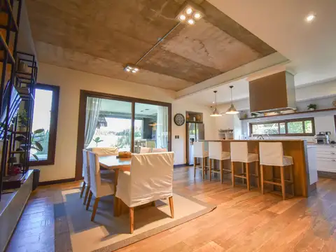 Casa en Venta con 4 cocheras