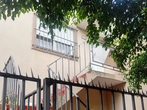 Depto tipo casa 1er piso por escalera 3 amb con patio y gran terraza