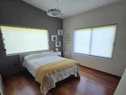 EXCELENTE CASA CATEGORIA - PISCINA - QUINCHO - MUY AMPLIA