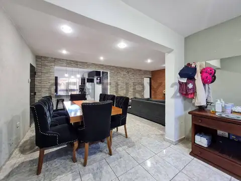 Casa en Venta con 2 cocheras