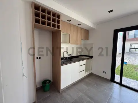 Casa 4 ambientes con 2 baños