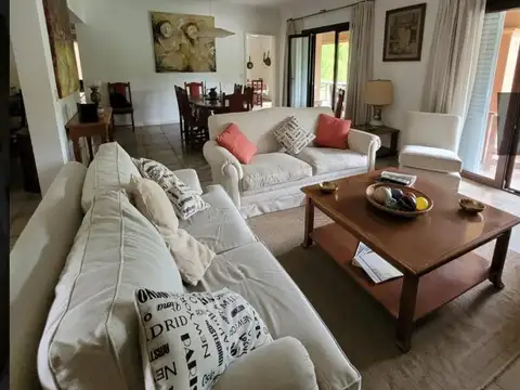 Casa 6 ambientes con 4 baños