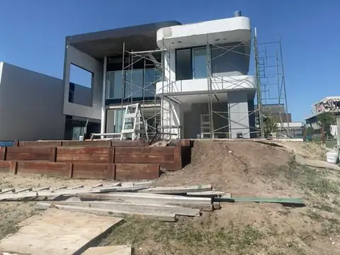 Casa al río en venta en El Yacht, Nordelta