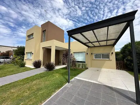 Casa de 4 ambientes a la laguna en San Lucas Club de Campo, San Vicente.