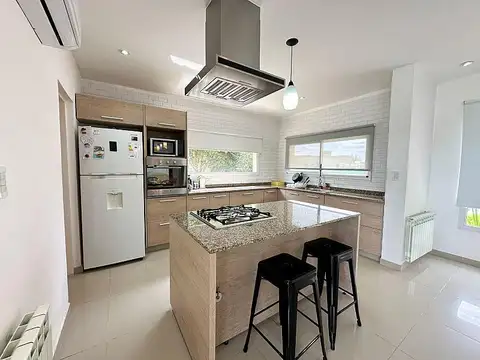 Casa de 4 ambientes a la laguna en San Lucas Club de Campo, San Vicente.