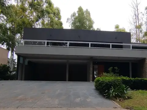 Casa de 4 dormitorios con Pileta en Puerto Paraiso