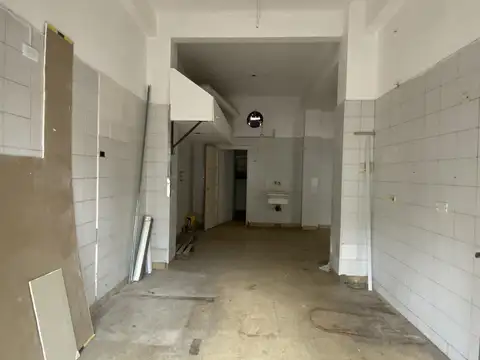 Moreno  3310 esquina Salta