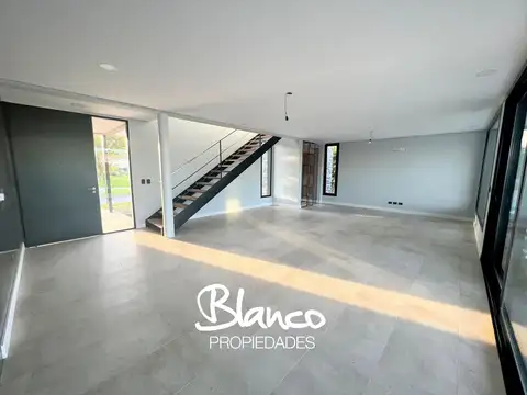 Casa en Venta con 3 cocheras